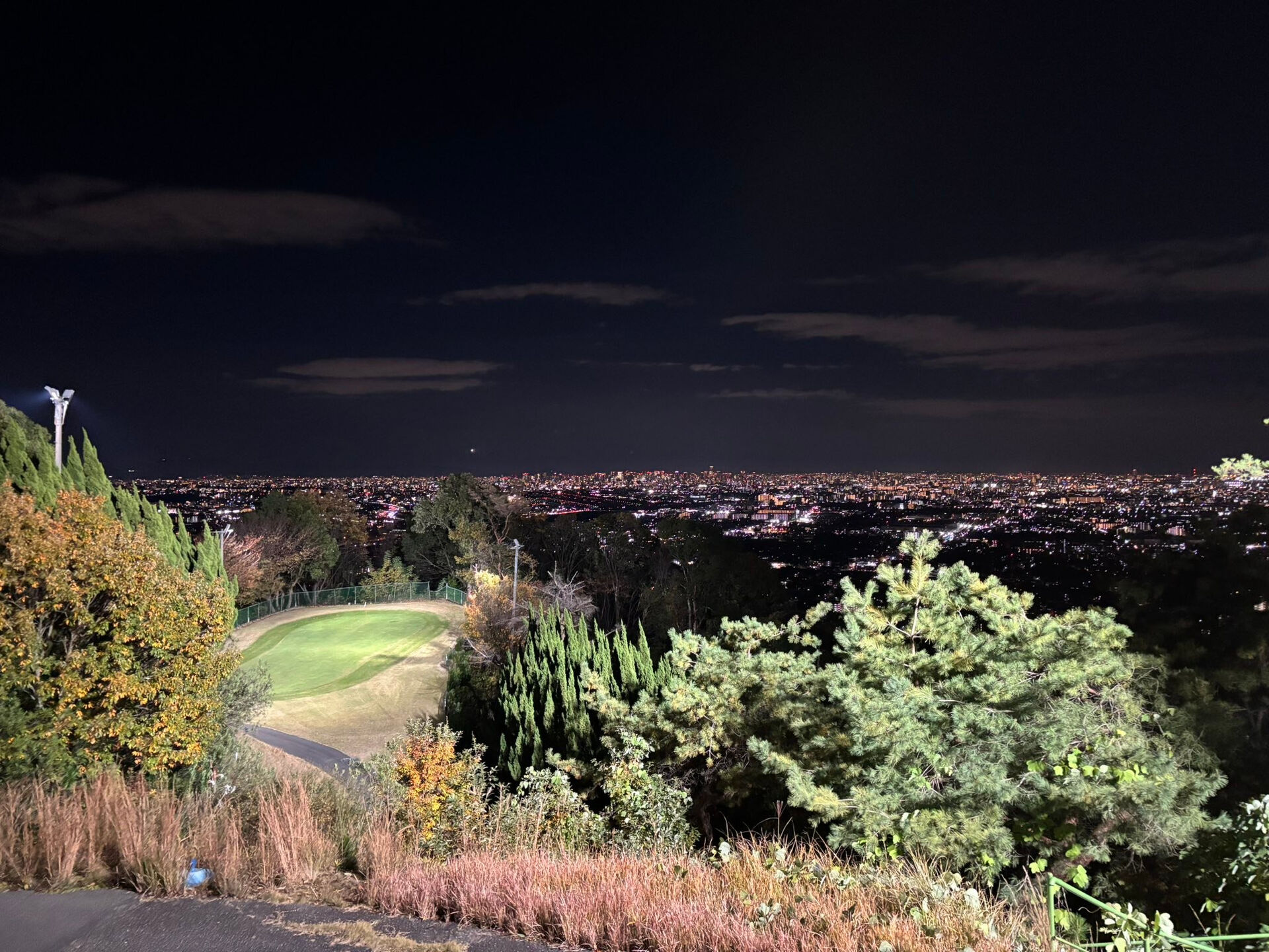 仕事の仲間と初めてのナイターゴルフ⛳️夜景の眺めは最高だけど