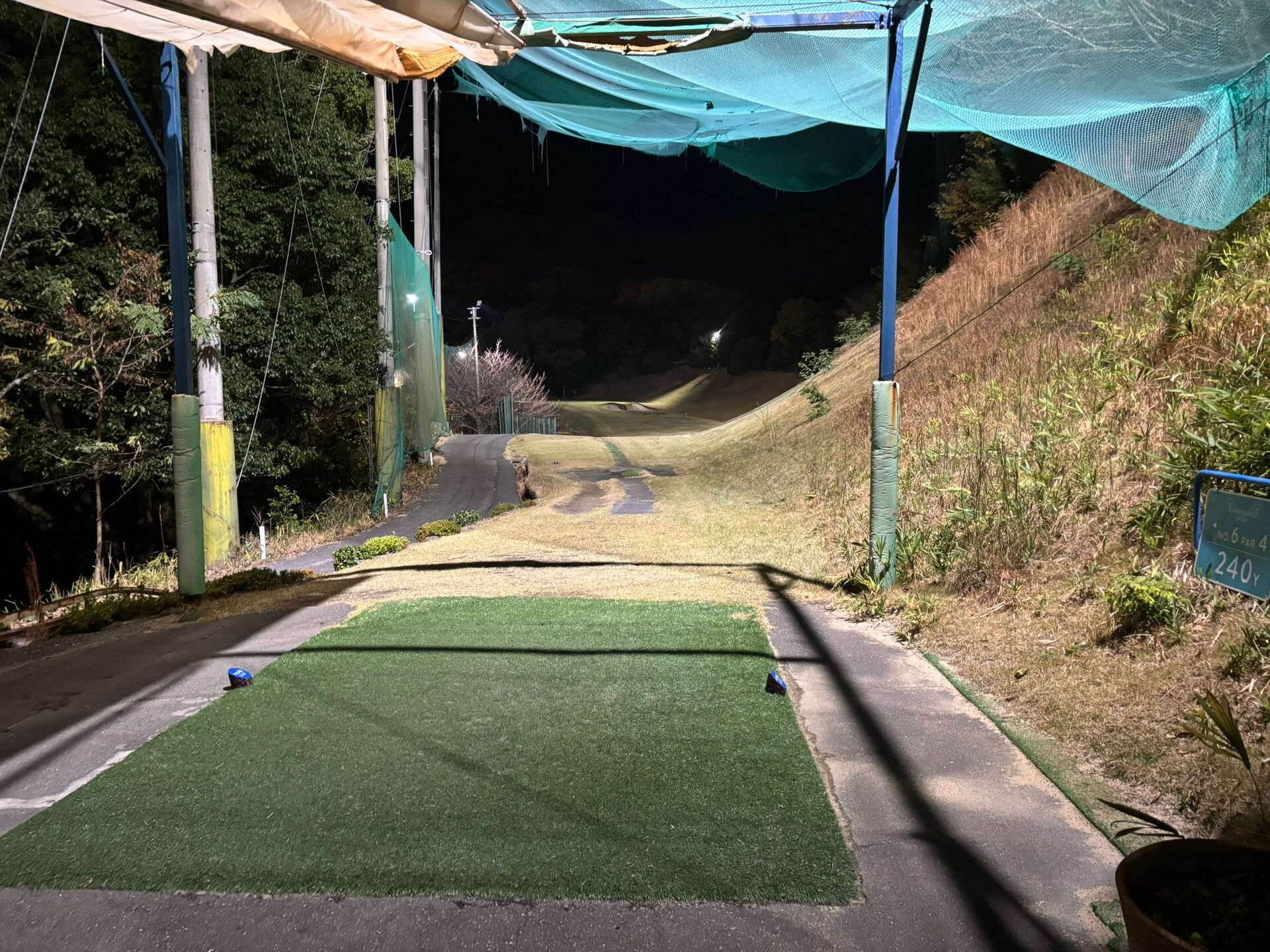 仕事の仲間と初めてのナイターゴルフ⛳️夜景の眺めは最高だけど